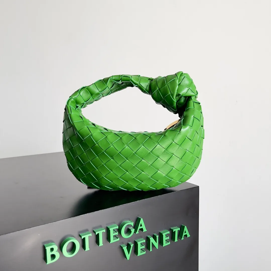 Batch 1120 Bottega veneta͙.——- The latest woven knotted hobo🔥 The top-grade lambskin leather is very soft, the bag shape is unique, practical and durable. It retains the traditional woven elements while being a little more flamboyant ~ Made of hand-woven sheepskin, zipper opening and closing, curved seamless structure, effortless to match. Highly recommended⚠️⚠️⚠️ The most high-end in the market🌈 Welcome to compare [Factory complete package] size: 23x15x5cm.   Model: 651876
